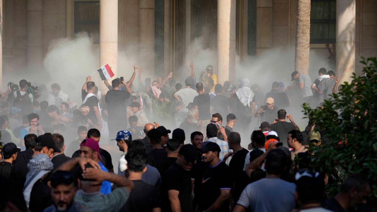 Könnygázzal oszlatják a tömeget a kormányzati palotánál Bagdadban 2022. augusztus 29-én