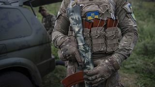 Военный-доброволец в составе чеченского подразделения на стороне ВСУ на учениях под Киевом