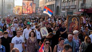 Сербские консерваторы, протестующие против проведения Европрайда, 28 августа 2022 года.
