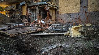 رجل يسير بين أنقاض مبنى مدمر إثر قصف في خاركيف. 2022/08/30