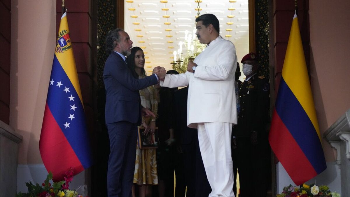 El presidente de Venezuela, Nicolás Maduro (derecha), estrecha la mano del nuevo embajador de Colombia, Armando Benedetti, tras una reunión en el Palacio de Miraflores