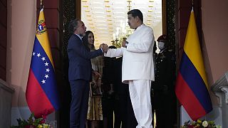 El presidente de Venezuela, Nicolás Maduro (derecha), estrecha la mano del nuevo embajador de Colombia, Armando Benedetti, tras una reunión en el Palacio de Miraflores
