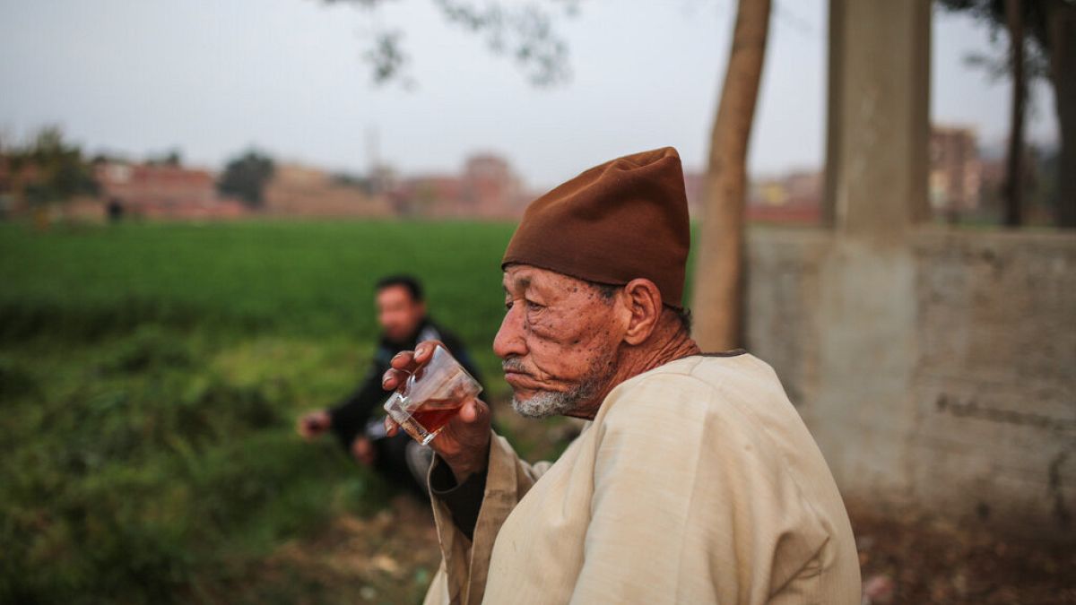فوزي عبد الغفار، مزارع مصري يشرب الشاي في مزرعته في جزيرة الوراق، مصر، الثلاثاء 10 مارس 2015
