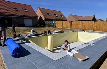 Chantier d'une piscine privée dans une propriété située à Leforest, dans le nord de la France, le 8 août 2022