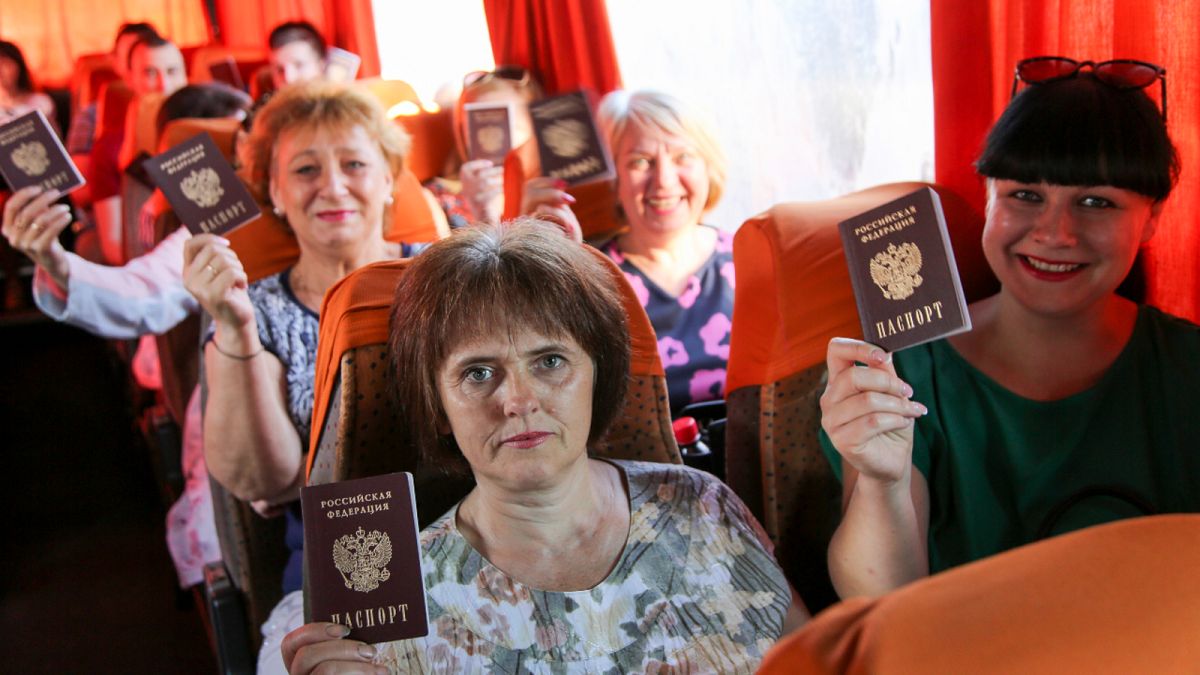 مواطنات روسيات يحملن جوازات سفرهن