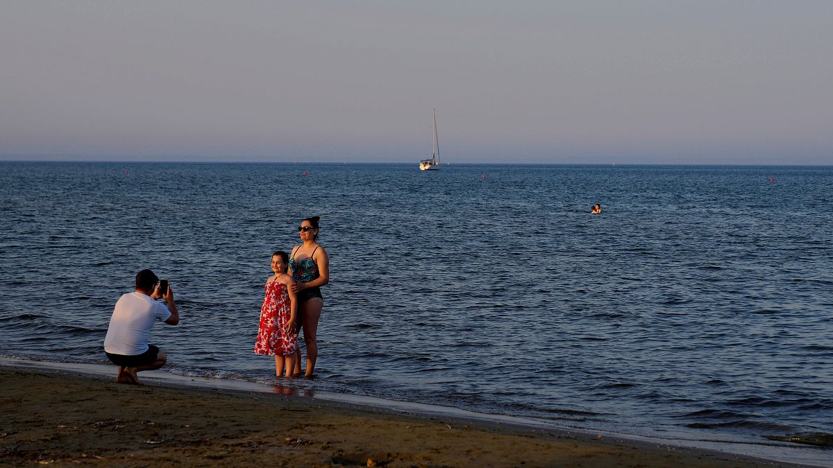 Fotózkodó turisták egy ciprusi tengerparton - ide is sok orosz érkezik nyaralni