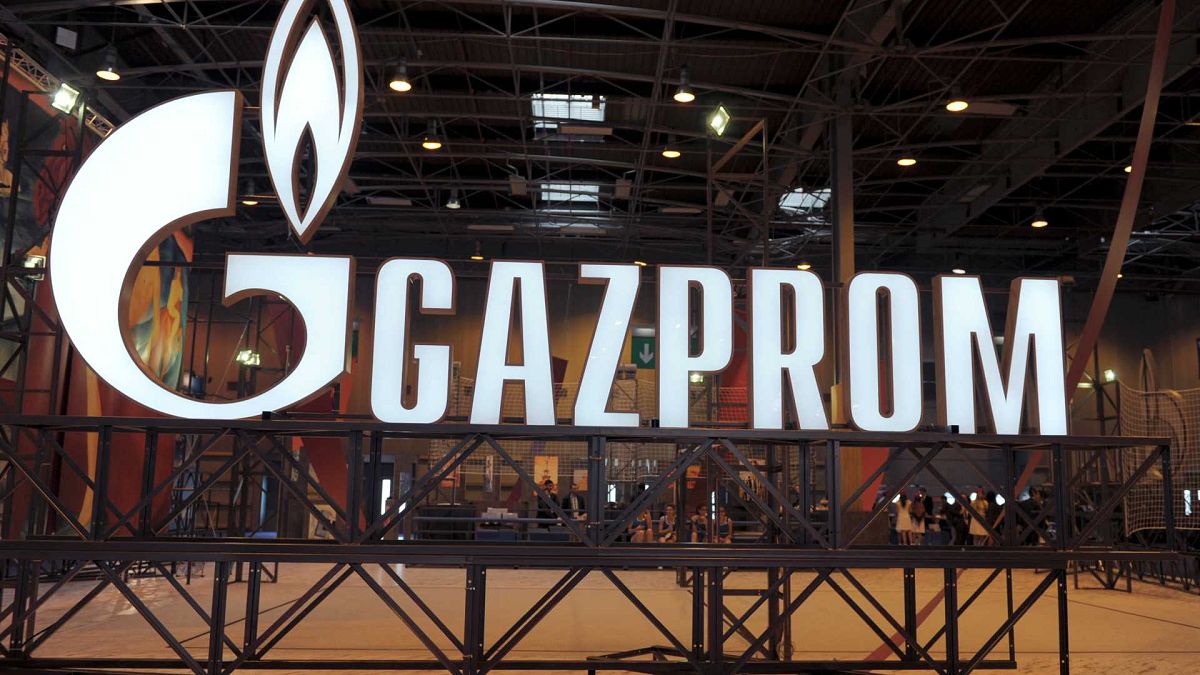 صورة تظهر شعار شركة غازبروم الروسية العملاقة للطاقة خلال معرض المؤتمر العالمي للغاز في باريس، فرنسا، 2 يونيو 2015