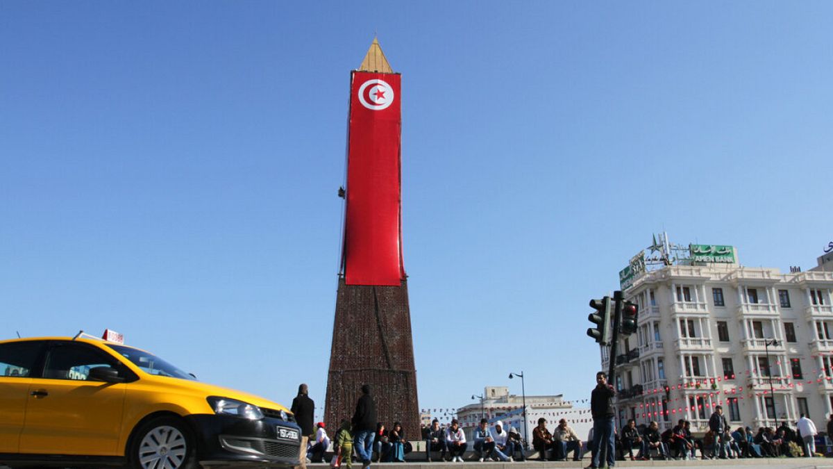 ساعة المدينة مغطاة بالعلم التونسي في إطار احتفالات الذكرى الثانية للثورة، في تونس العاصمة، الأحد 13 يناير 2013. 