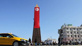 ساعة المدينة مغطاة بالعلم التونسي في إطار احتفالات الذكرى الثانية للثورة، في تونس العاصمة، الأحد 13 يناير 2013.