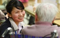 Japonya'da bir huzur evi, yerleşkede kalan yaşlıları neşelendirmek için bebekleri işe alma ilanı aldı verdi