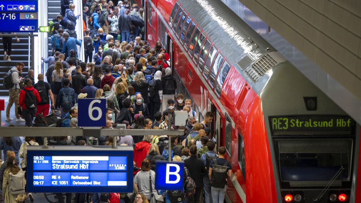 Almanya'da büyük ilgi gören 9 euroluk ucuz tren bileti uygulaması 31 Ağustos'ta sona eriyor