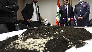 مصادرة حبوب الكبتاغون الأمفيتامين التي كانت مخبأة في 434 صندوقًا ممزوجًا بسبعة أطنان من الشاي للتصدير، في لبنان، الثلاثاء 25 يناير 2022