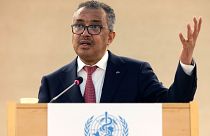 تيدروس أدهانوم غيبريسوس، المدير العام لمنظمة الصحة العالمية (WHO) يلقي كلمته بعد إعادة انتخابه، في المقر الأوروبي للأمم المتحدة في جنيف، سويسرا، في 24 مايو 2022