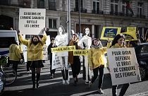 ناشطات في مجال حقوق المرأة يرفعن لافتات أثناء مشاركتهن في مظاهرة نظمتها منظمة العفو الدولية خارج سفارة المملكة العربية السعودية في باريس، 8 مارس 2019