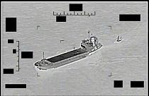 İran gemisinin ABD insansız gemisini çektiğini gösteren görüntü
