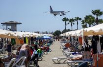 طائرة تابعة للخطوط الجوية القطرية من طراز إيرباص A320 تحلق فوق أحد الشواطئ مع اقترابها من الهبوط في مطار لارنكا الدولي في جنوب قبرص في 28 أغسطس 2022.