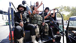 Fegyveresek egy teherautó platóján Bagdadban