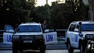 Μέλη της αποστολής της IAEA επιβιβάζονται στα οχήματα που θα τους μεταφέρουν στο σταθμό της Ζαπορίζια