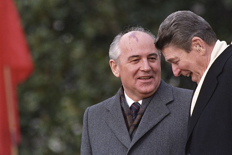 الرئيس الأميركي رونالد ريغان والزعيم السوفييتي  ميخائيل غورباتشيف 08/12/1987