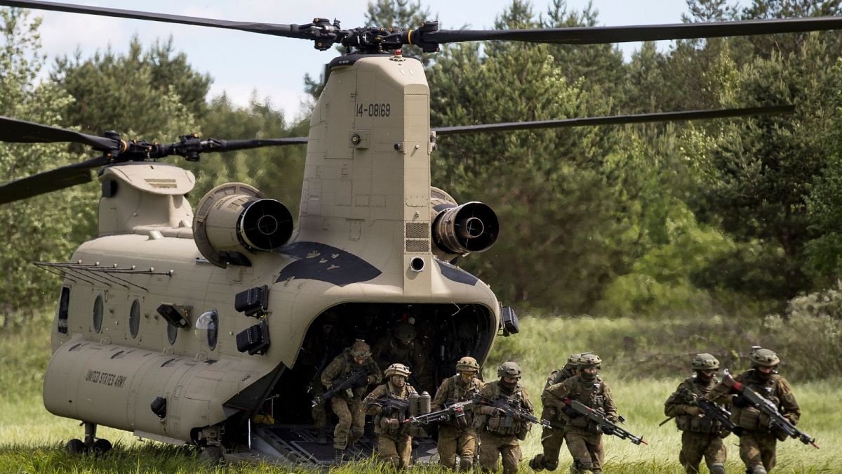 یک هلیکوپتر شینوک CH-47 نیروی هوایی ایالات متحده و سربازان لیتوانی در تمرین نظامی ناتو