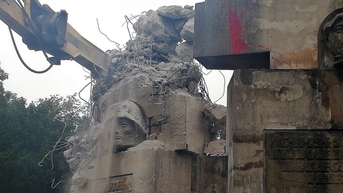  Polonya'nın Brzeg kentinde Sovyet döneminden kalma bir Kızıl Ordu anıtı yıkılıyor