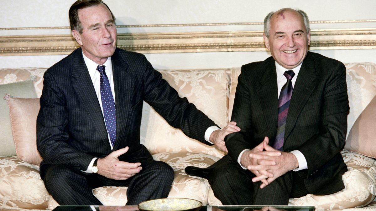 رئيس الاتحاد السوفياتي السابق ميخائيل غورباتشوف مع الرئيس الأمريكي السابق جورج دبليو بوش في سفارة الولايات المتحدة في باريس - 19 نوفمبر 1990.