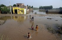 Árvíz elől menekülő emberek Pakisztánban, 2022 augusztus 31-én