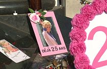 Diana walesi hercegnőre emlékeznek Párizsban halálának 25. évfordulóján a Pont de l'Alma közelében