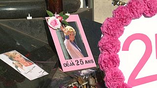 Diana walesi hercegnőre emlékeznek Párizsban halálának 25. évfordulóján a Pont de l'Alma közelében