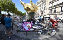 Menschen in Paris erinnern die Verstorbene
