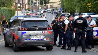 ضباط الشرطة يقفون في شارع يقع فيه منزل عائلة الإمام حسن إكويوسن، في لورش، شمال فرنسا، في 30 أغسطس 2022.