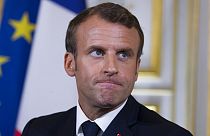 Emmanuel Macron francia elnök 2019-ben Caen-ben egy, az amerikai elnökkel közös sajtótájékoztató előtt