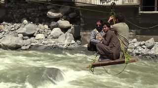 الفيضانات تجرف طرقا وفندقا في باكستان.