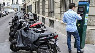 Archives : scooters garés dans une rue de Paris, le 27 juin 2022