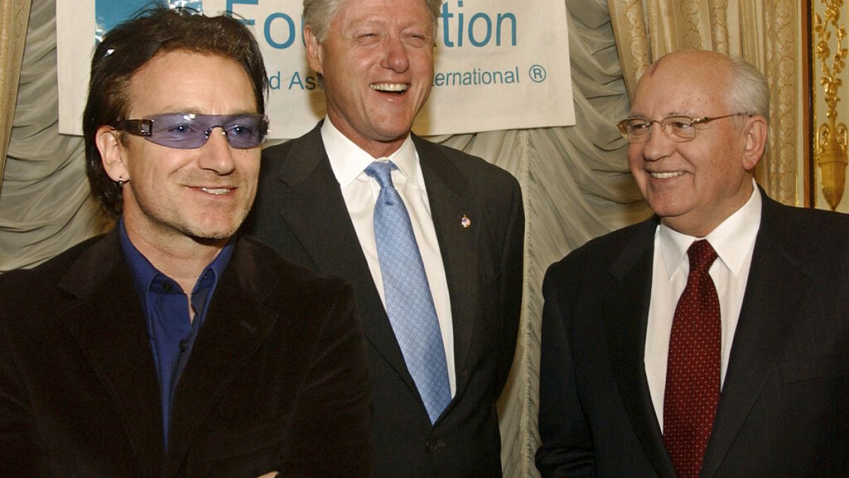 Bill Clinton volt amerikai elnök, Gorbacsov és a U2 frontembere, Bono egy 2002-es washingtoni jótékonysági vacsorán, amelyet az orosz politikus rendezett a követségen  