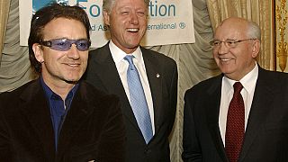 Bill Clinton volt amerikai elnök, Gorbacsov és a U2 frontembere, Bono egy 2002-es washingtoni jótékonysági vacsorán, amelyet az orosz politikus rendezett a követségen