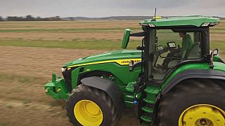 Képünk illusztráció: a John Deere 8R traktor