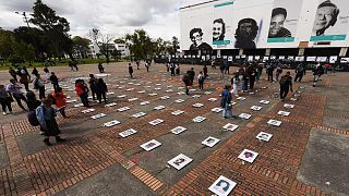صور الأشخاص المختفين خلال مظاهرة بمناسبة اليوم العالمي للمفقودين في بوغوتا - 30 أغسطس 2022.
