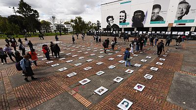 صور الأشخاص المختفين خلال مظاهرة بمناسبة اليوم العالمي للمفقودين في بوغوتا - 30 أغسطس 2022.