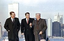 Mikhail Gorbatchev com Ronald Reagan e George Bush, em dezembro de 1988