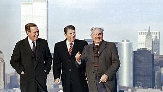 Mikhail Gorbatchev com Ronald Reagan e George Bush, em dezembro de 1988