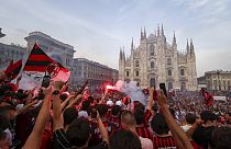 Les fans de l'AC Milan célèbrent la victoire de leur club sur Sassuolo le 22 mai 2022
