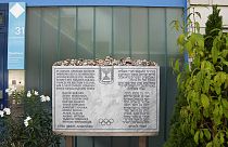 Olimpiyat köyündeki binanın önünde kurbanların isimlerinin yer aldığı bir anıt bulunuyor