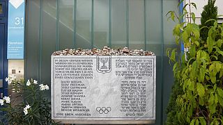 Olimpiyat köyündeki binanın önünde kurbanların isimlerinin yer aldığı bir anıt bulunuyor