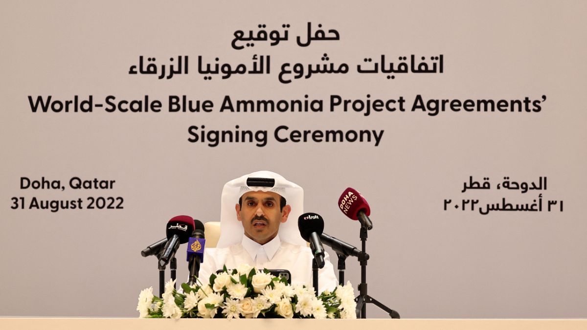وزير الدولة القطري لشؤون الطاقة سعد بن شريدة الكعبي يعلن في مؤتمر صحفي اعتزام بلاده بناء أكبر مصنع في العالم لإنتاج الأمونيا الزرقاء، 31 أغسطس 2022.