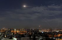 في هذه الصورة التي نشرتها وكالة الأنباء السورية الرسمية (سانا)، تظهر الصواريخ وهي تحلق في السماء بالقرب من المطار الدولي في دمشق في 3 كانون الثاني