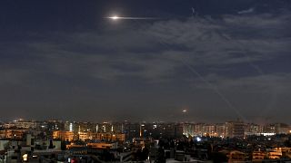 في هذه الصورة التي نشرتها وكالة الأنباء السورية الرسمية (سانا)، تظهر الصواريخ وهي تحلق في السماء بالقرب من المطار الدولي في دمشق في 3 كانون الثاني