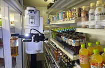 روبوت تي إكس سكارا TX Scara لتخزين السلع في متاجر سمارت فاميلي في طوكيو.