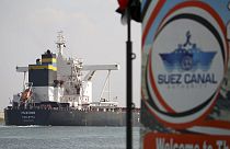 Un carguero navega por el canal de Suez, Egipto 30/3/2021