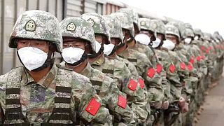 Des soldats chinois descendent de la gare de Grodekovo,  pour participer aux manœuvres militaires communes avec la Russie, dans l'est du pays